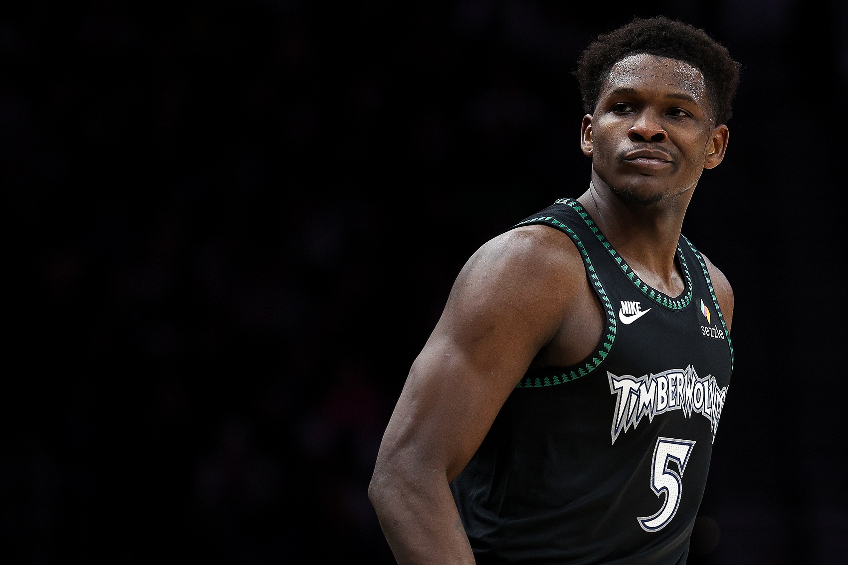 开云APP-解说：大人时代变了 爱德华兹今年没进首发真可惜 东部还挺合理的